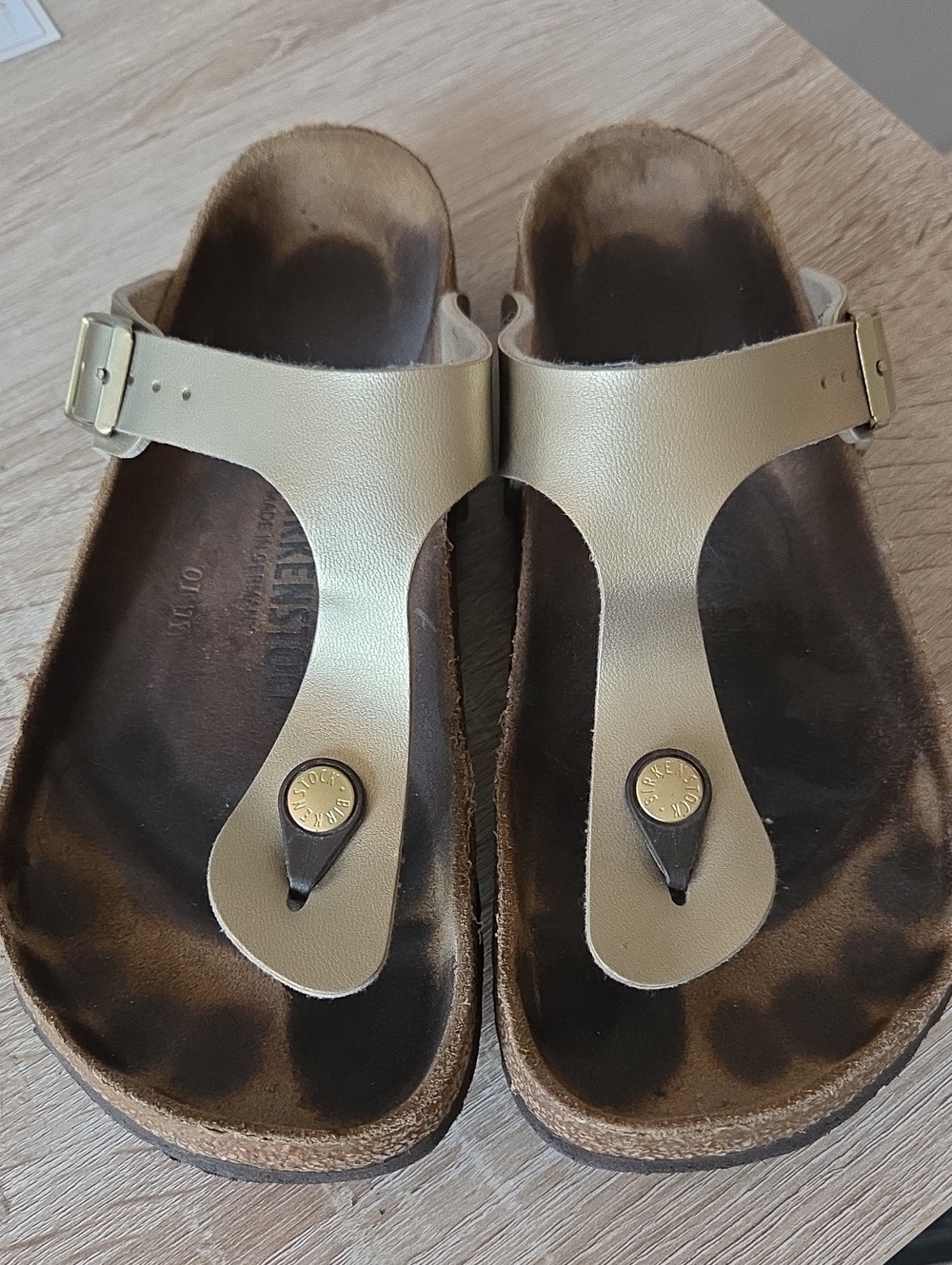 Birkenstock Gizeh, Sz 8, Regular Width, Gold.